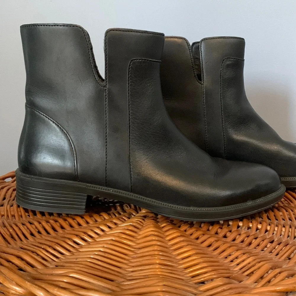 Umberto Rafini Black Leather Upper Furry Lined Ankle Boot Size 39 US Siz…